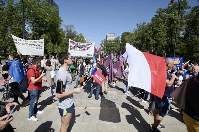 Święto Pracy w Warszawie. Przemaszerowali pod hasłem  "Chcemy Europy Socjalnej!"