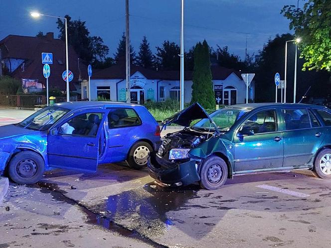 Wypadek na Konstytucji w Starachowicach. Zderzył się Volkswagen i Skoda