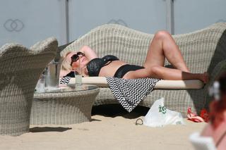 Joanna Racewicz  całuje się na plaży