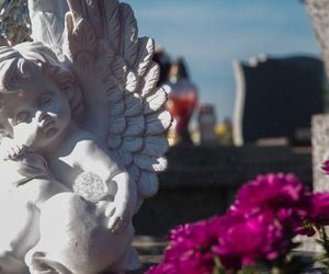 Kiedy 1 listopada w Białymstoku odwiedzić cmentarze? Sprawdziliśmy godziny otwarcia nekropolii