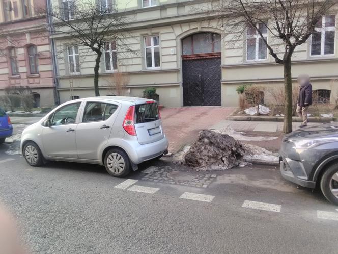 Tak się parkuje w Gliwicach. Straż Miejska opublikowała zdjęcia "Miszczów" z lutego [GALERIA]