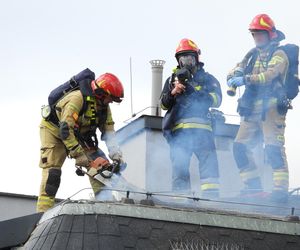 Pożar poddasza na Grochowie. Ewakuacja kilkudziesięciu osób