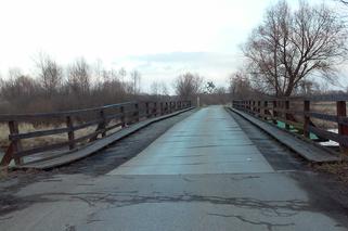 Żołnierze odbudowali most koło Milejowa. Czy wypożyczona, metalowa konstrukcja odstraszy bobry? [ZDJĘCIA]