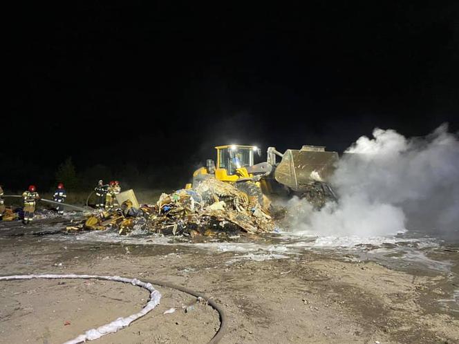 Nocny pożar na bydgoskim wysypisku śmierci. Na miejscu kilka zastępów straży pożarnej