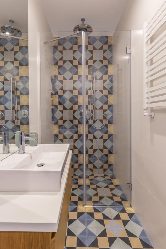 Aranżacja łazienki - wzorzyste płytki ceramiczne na podłodze i na ścianie