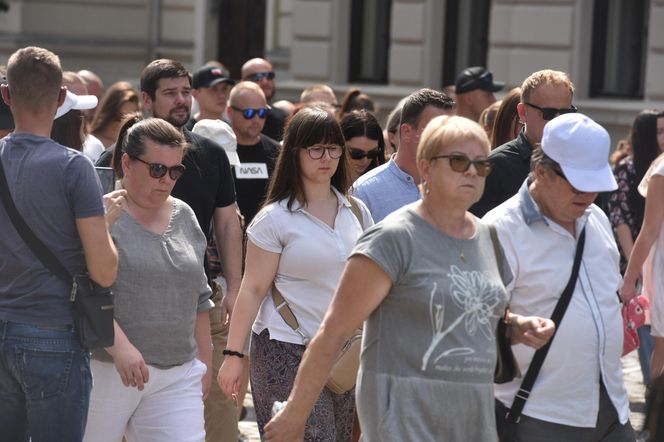 Marsz Milczenia dla Klaudii w Toruniu. „Niech nasza cisza przemówi głośniej niż słowa” [GALERIA]