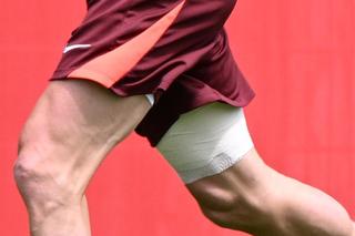 Lewandowski trenuje z bandażem na nodze