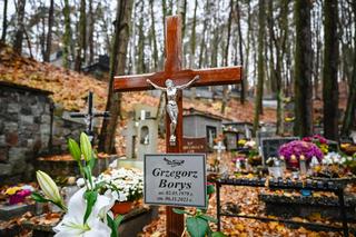 Grzegorza Borysa pochowano w ciszy z dala od syna. Garstka osób na cmentarzu