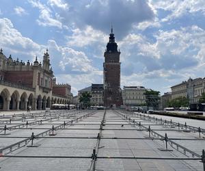 Kontrowersyjna budowa na Rynku Głównym w Krakowie. Mieszkańcy podzieleni