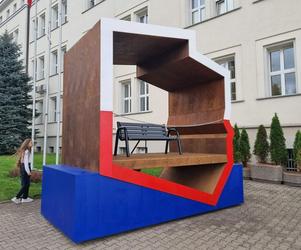 Kontrowersyjna instalacja w centrum Olsztyna