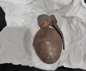 Wieliczka. 20-latka przyniosła granaty na komendę policji. Zdradziła, skąd je miała