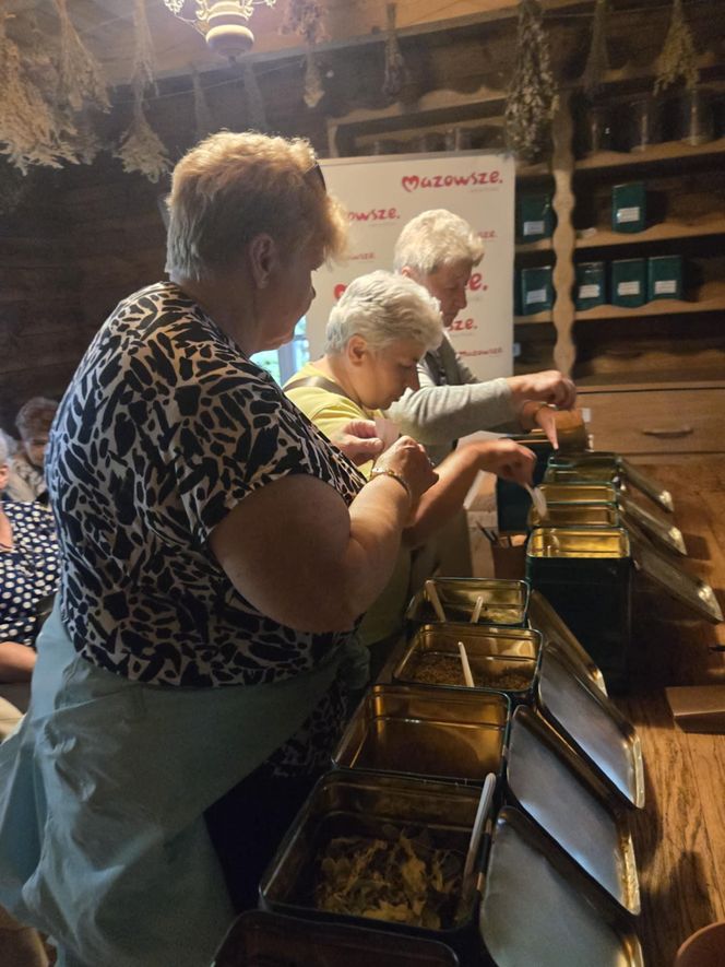 Były opowieści o herbacianych zwyczajach, wspomnienia dawnych spotkań przy stole, a także degustacje różnych gatunków herbat 