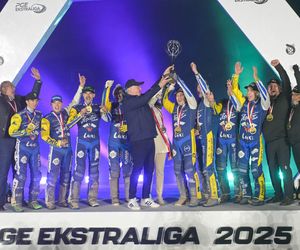 Ceremonia wręczenia trofeum po finale PGE Ekstraligi. Tak cieszył się PRES Toruń!