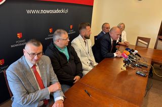 Podpisanie umowy na utworzenie w Krynicy-Zdroju klasy o profilu hokejowym