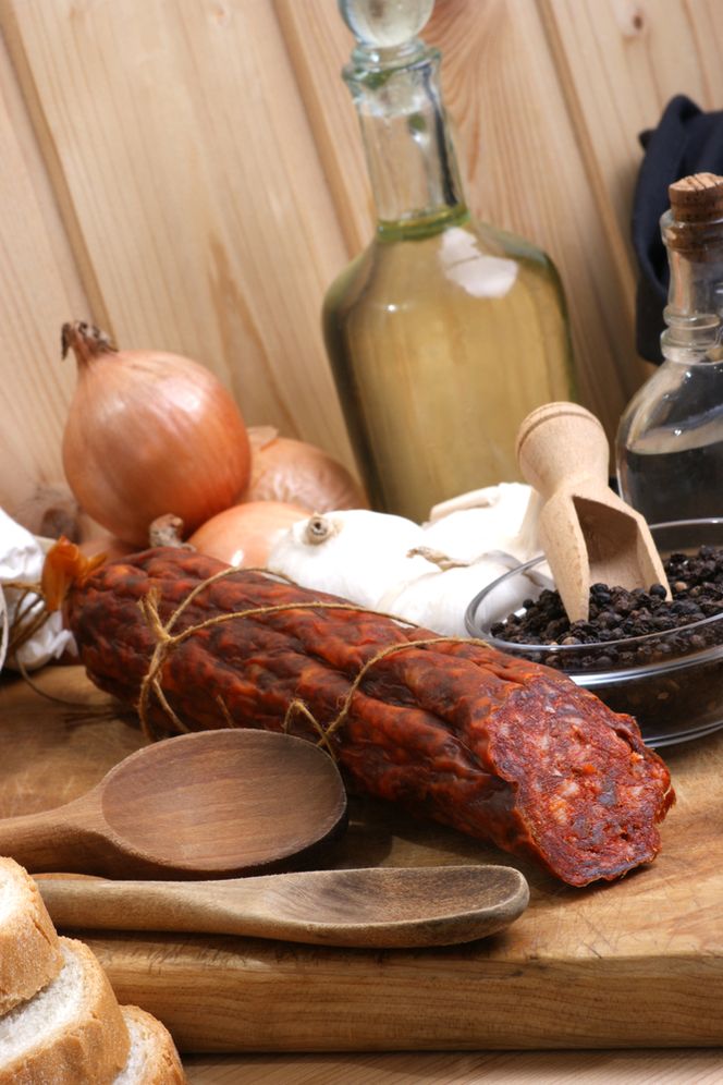 Domowe salami z pończochy - przepis na dojrzewającą kiełbasę z karkówki