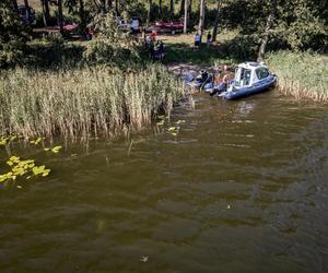 Niespotykana sytuacja na mazurskim jeziorze. Strażacy wyłowili luksusowe auto [ZDJĘCIA]