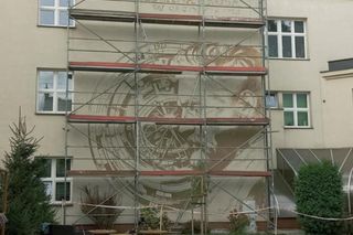 Mural można zobaczyć tylko od strony ulicy Sienkiewicza, na terenie zielonym I LO im. Bolesława Prusa w Siedlcach.