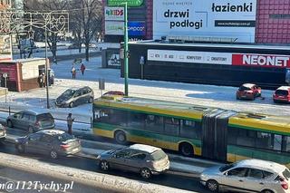 Śląskie: kierowca autobusu staranował słupki 