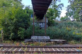 Tak wygląda wysłużona kładka nad torami w Tracku [ZDJĘCIA]