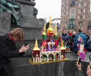 Wystawa szopek na Rynku Głównym w Krakowie przed 82. edycją konkursu