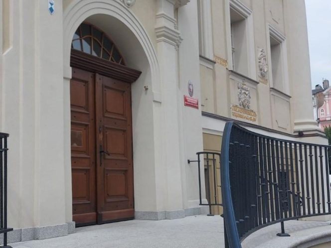 Zabytkowe drzwi ratusza w Lesznie w renowacji [ZDJĘCIA]