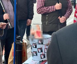 Dziennikarka „Super Expressu” oblana farbą i wyrzucona z pikiety antyaborcjonistów. „Wynocha z mojego zgromadzenia!”