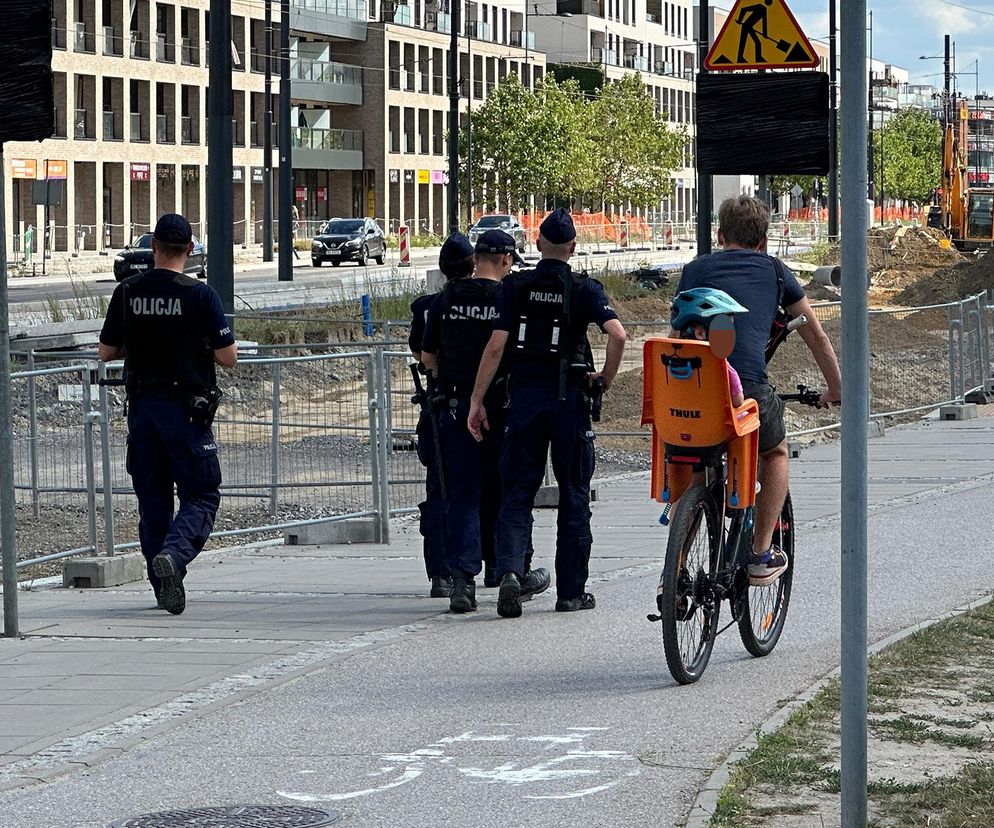 Rowerzysta brutalnie zaatakował rodzinę z dzieckiem. Wyjął z kieszeni scyzoryk i rzucił się na kobietę