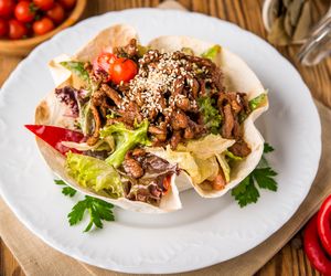 Sałatka z kurczakiem i świeżymi warzywami