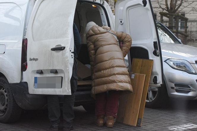 Joanna Koroniewska ogląda deski na ulicy