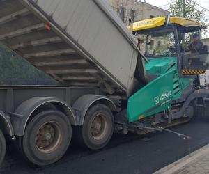 Kończy się przebudowa odcinka Dożynkowej w Lesznie. Drogowcy wylewają dziś asfalt na jezdni 