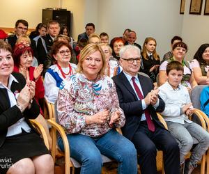 „Niech połączy nas hymn” - piękna, kolorowa premiera w siedzibie Starostwa Powiatowego