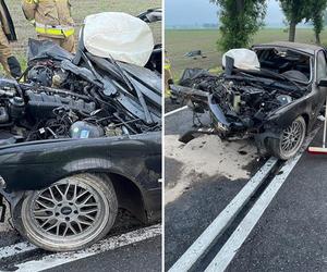 Makabryczny wypadek pod Przasnyszem! BMW z 4 osobami roztrzaskało się o drzewo [ZDJĘCIA].