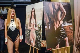 Katarzyna Warnke pozuje przy swoich nagich zdjęciach na imprezie Playboya
