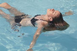 Ćwiczenia rozładowujące stres: pływanie