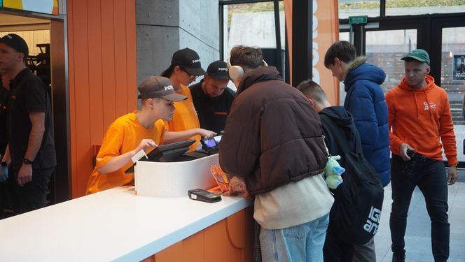 Tłumy na otwarciu Popeyes w Olsztynie. Rekordzista czekał w kolejce ponad 20 godzin
