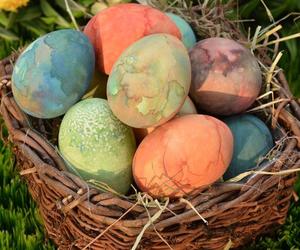 Naturalne sposoby na barwienie jajek. Wszystko, czego potrzebujesz, masz w domu!