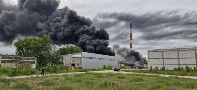 Pożar składowiska opon w Toruniu. Dym widoczny z daleka