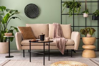 Ceramiczne donice w salonie