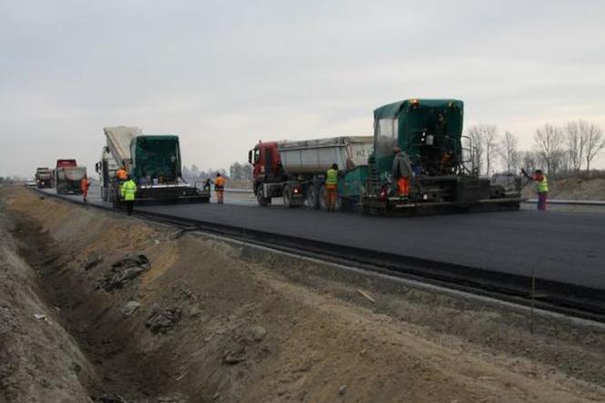 Autostrada A2 - wylewanie asfaltu 