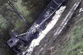 TIR spłonął niedaleko Lublina. Kierowca wjechał na skarpę