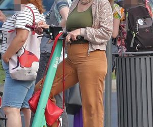 Monika Richardson pędzi na hulajnodze