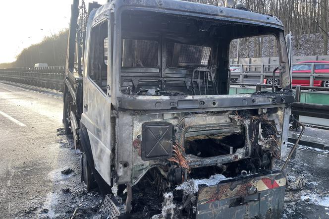 Kłęby czarnego dymu nad Wisłostradą. Ciężarówka stanęła w ogniu