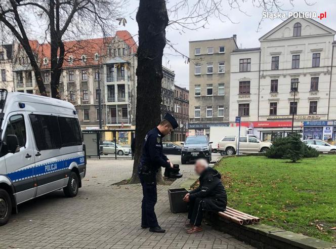 Katowice: Policjant oddał bezdomnemu swoje buty i ciepłe skarpety