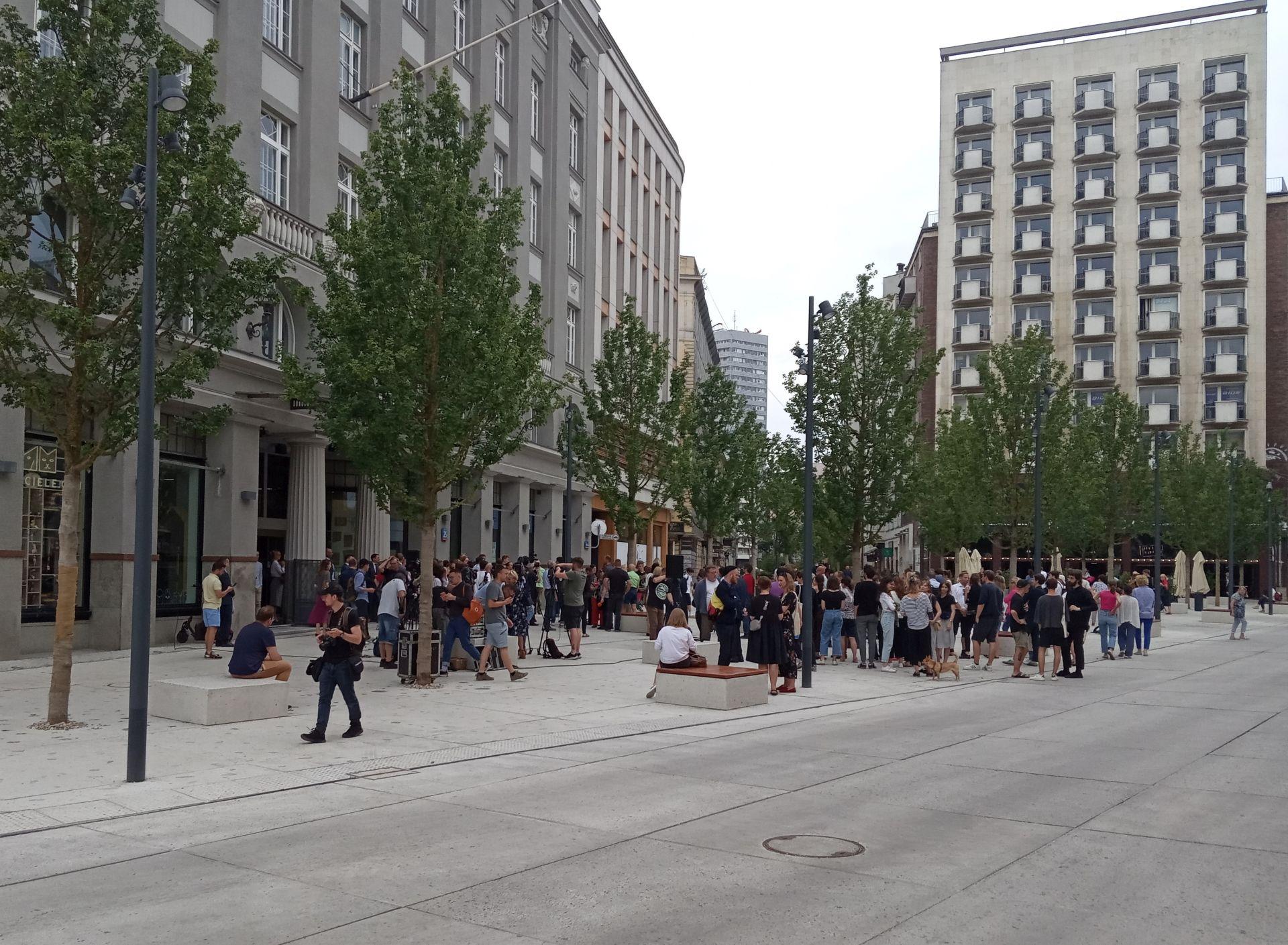 Plac Pięciu Rogów: miejska oaza, betonowa pustynia czy zwornik łączący różne przestrzenie i funkcje miasta?