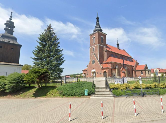 Niewielka wieś w Małopolsce. W tej szkole uczył religii Karol Wojtyła 