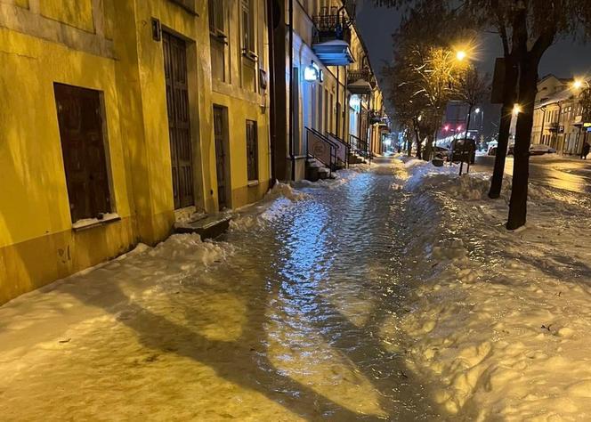 Gołoledź sparaliżowała Suwałki. Lód na chodnikach i drogach, dużo wypadków [ZDJĘCIA]