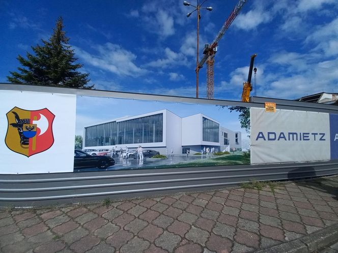 Wielki dźwig stanął przy pływalni "Akwawit" w Lesznie. Rusza ostatni etap rozbiórki 