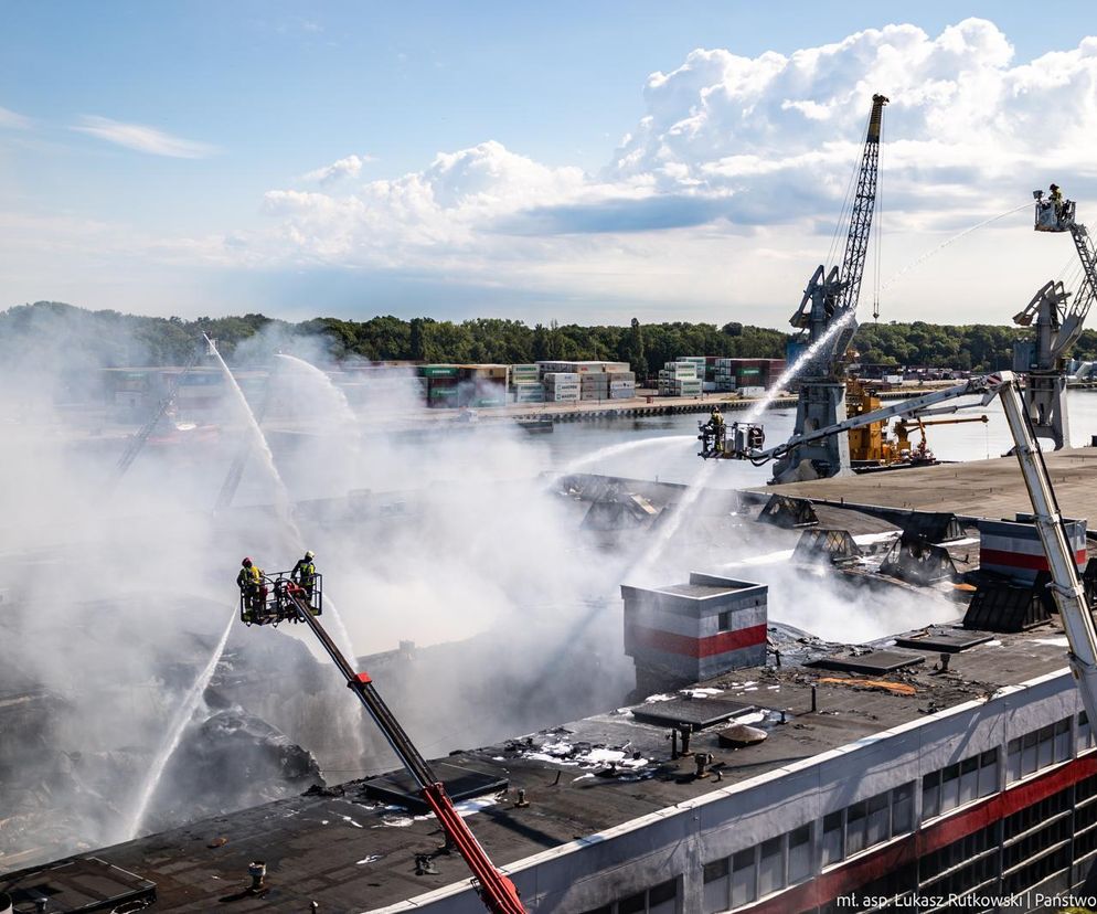 Ostrzeżenia przed toksycznym dymem i skażeniem plaż. To skutki pożaru w Gdańsku