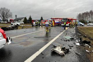 Śmiertelny wypadek pod Bełchatowem. Pasażerka busa zginęła w zderzeniu z tirem na DK nr 74.