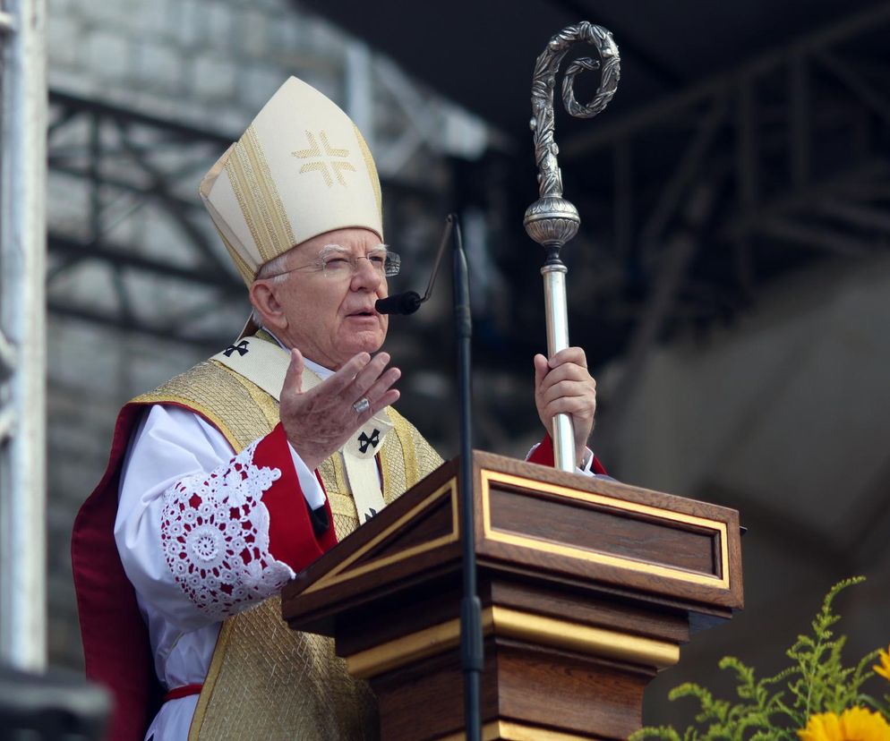 Abp Jędraszewski w liście na adwent wzywa do obrony krzyża i lekcji religii